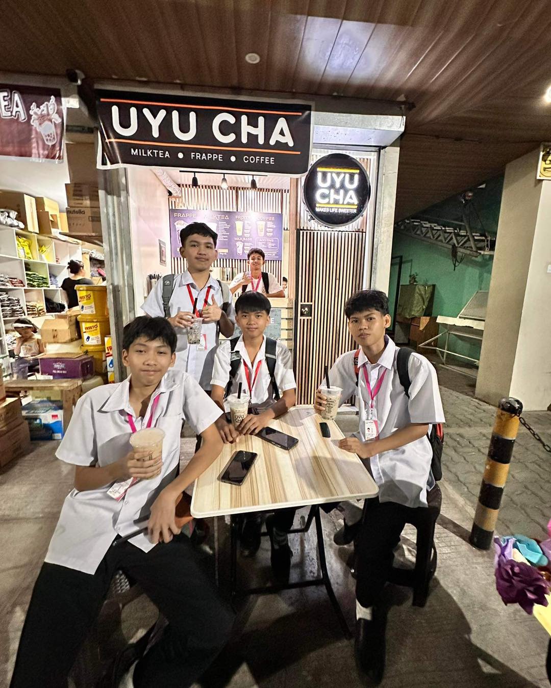 UYU A. PABLO ST. NIGHT CUSTOMERS